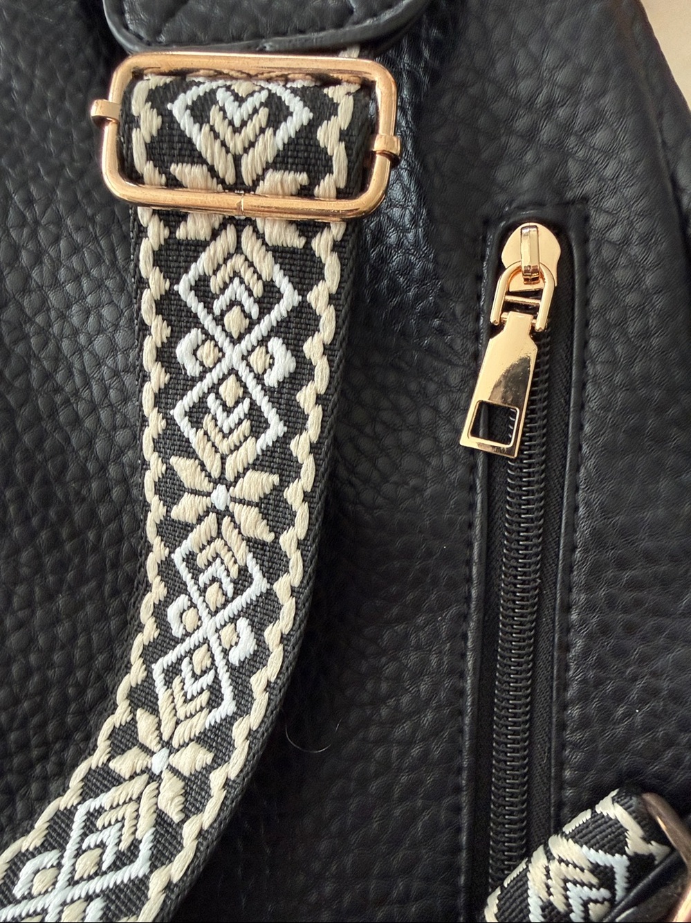 Boutique Black Vegan Pebbled Leather Sling Bag - NWT - Picture 3 of 3